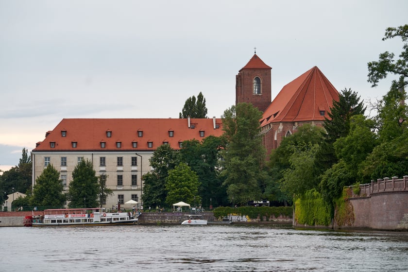 Wrocław widziany z pokładu statku pływającego po Odrze