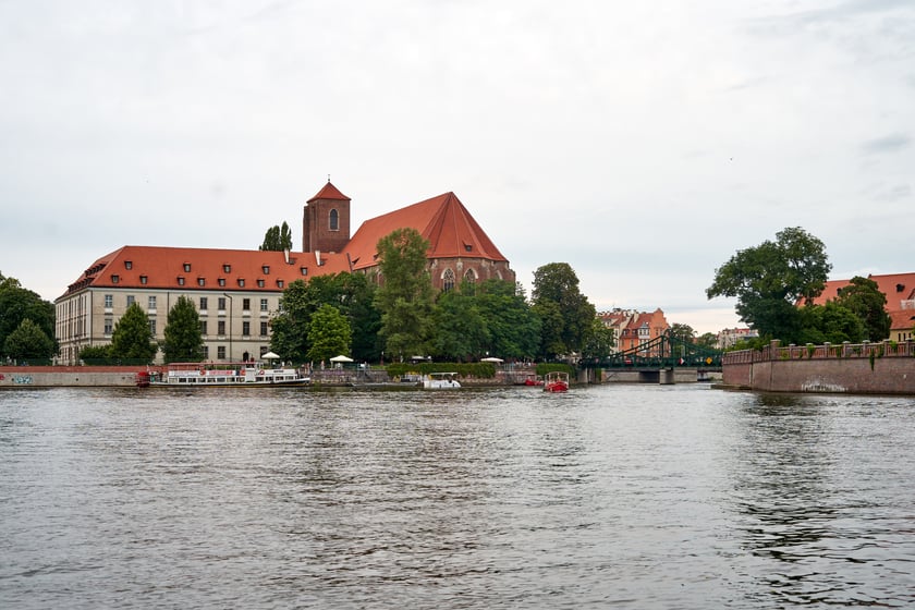 Wrocław widziany z pokładu statku pływającego po Odrze