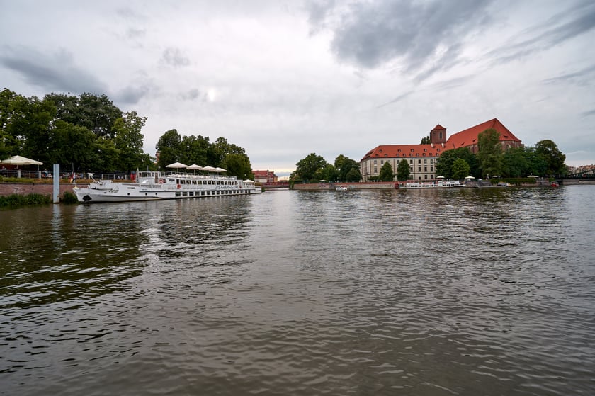 Wrocław widziany z pokładu statku pływającego po Odrze