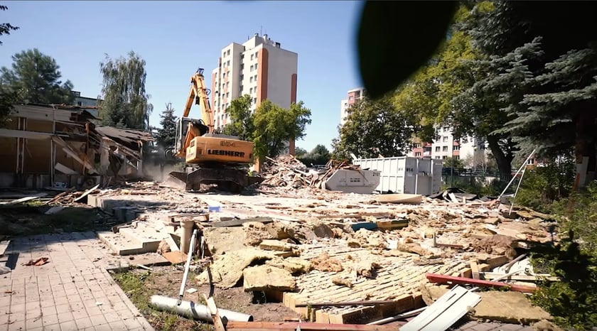 Wyburzanie przedszkola 141 przy Hallera
