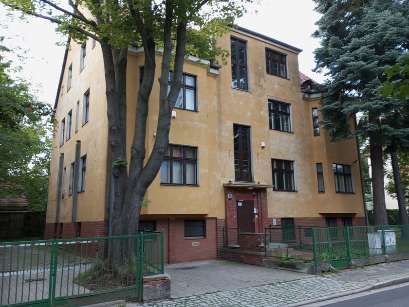 Budynek przy ulicy Rodakowskiego na Biskupinie. Do lipca 2023 mieściła się tu wrocławska delegatura CBA