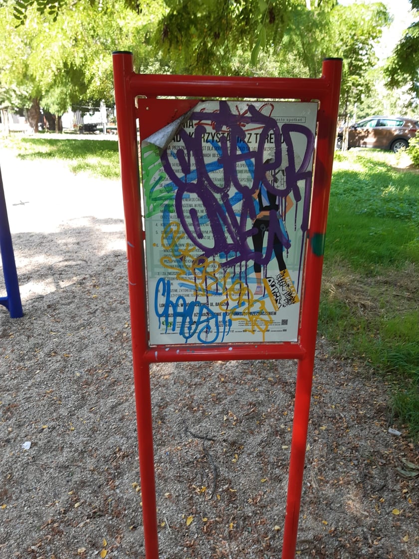 Zniszczone urządzenia na placach zabaw