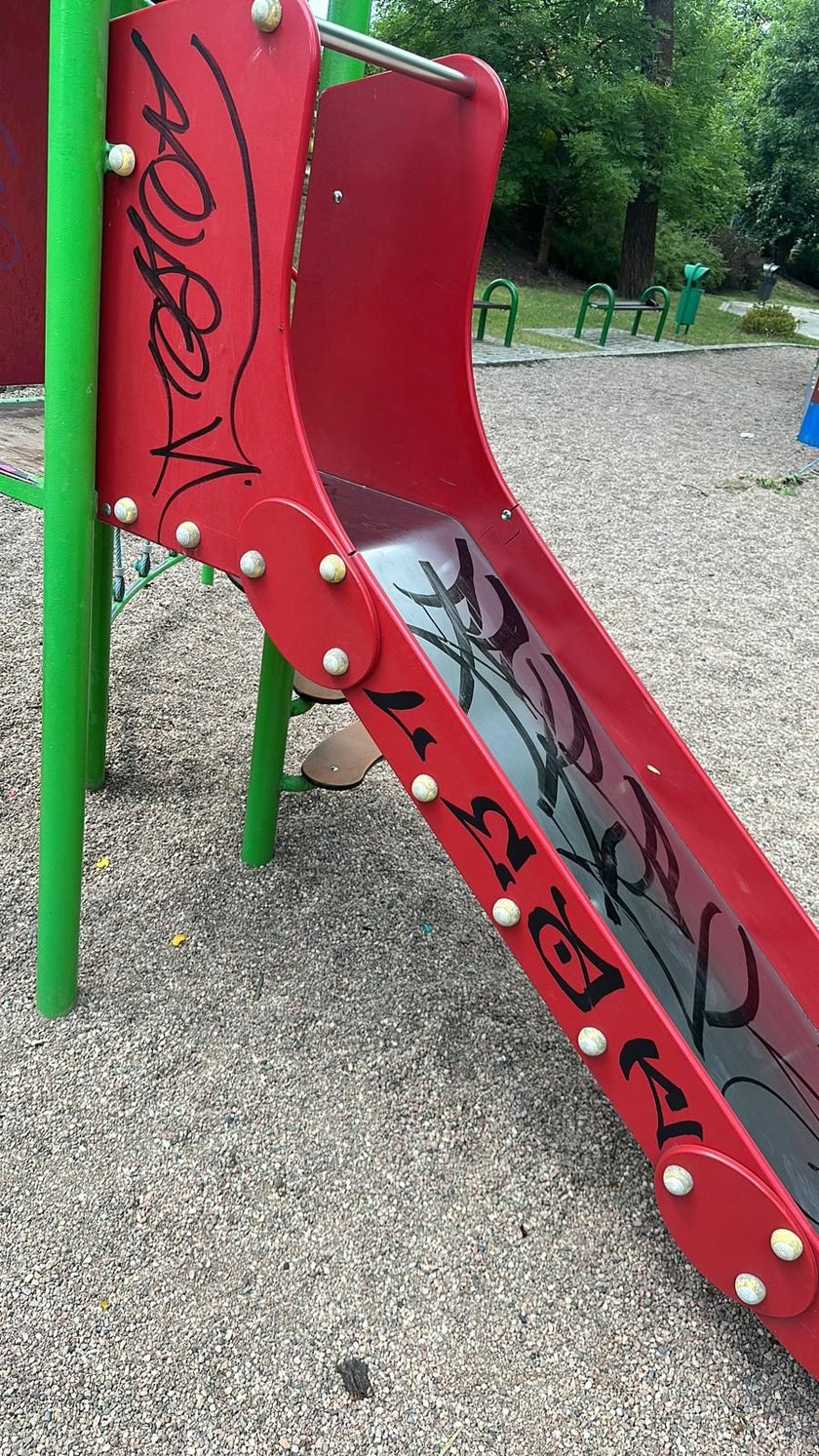 Zniszczone urządzenia na placach zabaw