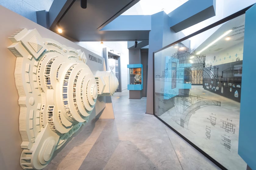 Visitor Centre to turystyczna brama do Hali Stulecia oraz interaktywna, multimedialna wystawa przybliżająca zwiedzającym historię zabytku klasy UNESCO, jakim jest Hala Stulecia.