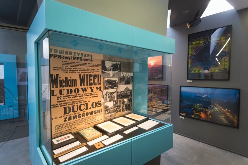 Visitor Centre to turystyczna brama do Hali Stulecia oraz interaktywna, multimedialna wystawa przybliżająca zwiedzającym historię zabytku klasy UNESCO, jakim jest Hala Stulecia.