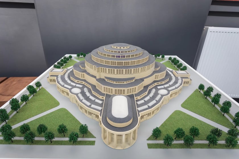 Visitor Centre to turystyczna brama do Hali Stulecia oraz interaktywna, multimedialna wystawa przybliżająca zwiedzającym historię zabytku klasy UNESCO, jakim jest Hala Stulecia.