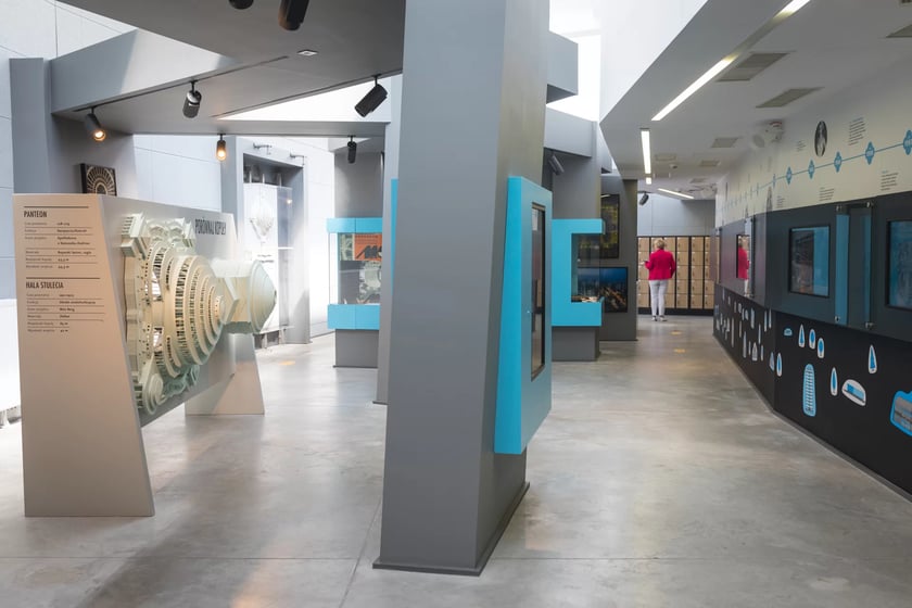 Visitor Centre to turystyczna brama do Hali Stulecia oraz interaktywna, multimedialna wystawa przybliżająca zwiedzającym historię zabytku klasy UNESCO, jakim jest Hala Stulecia.