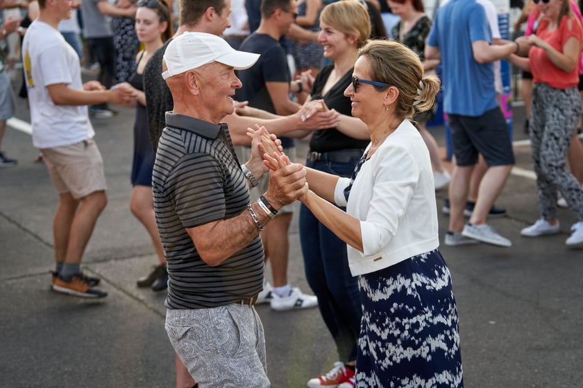 Uczestnicy potańcówki. Rozgrzewające rytmy latino i bachata na szczycie Galerii Dominikańskiej [ZDJĘCIA]