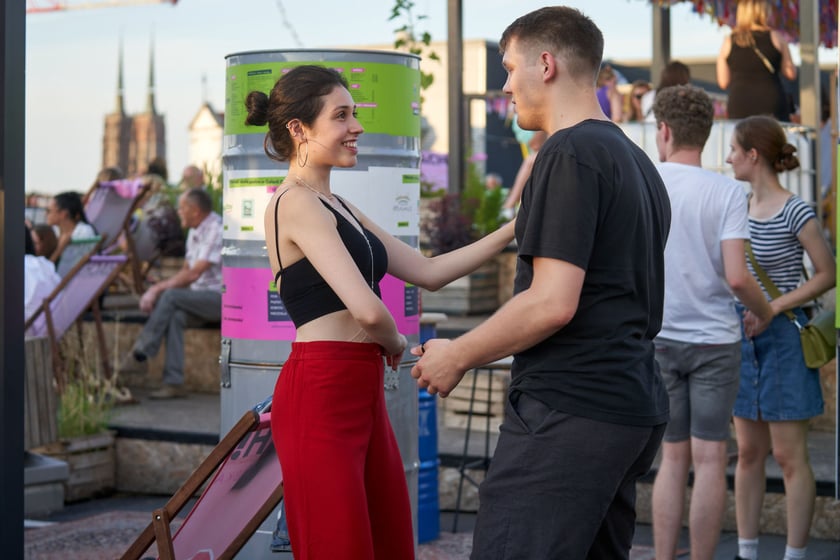 Uczestnicy potańcówki. Rozgrzewające rytmy latino i bachata na szczycie Galerii Dominikańskiej [ZDJĘCIA]