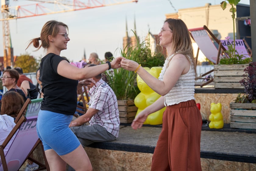 Uczestnicy potańcówki. Rozgrzewające rytmy latino i bachata na szczycie Galerii Dominikańskiej [ZDJĘCIA]