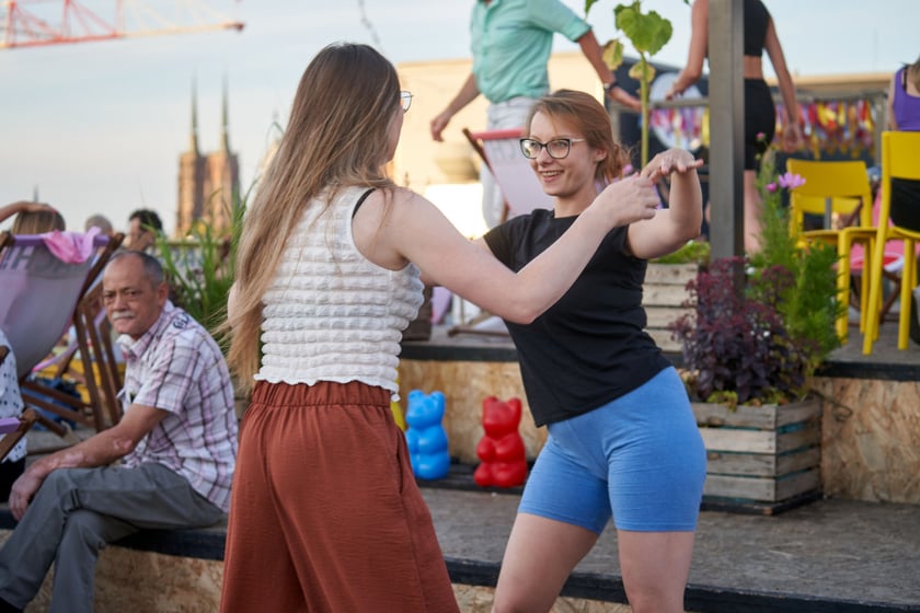 Uczestnicy potańcówki. Rozgrzewające rytmy latino i bachata na szczycie Galerii Dominikańskiej [ZDJĘCIA]