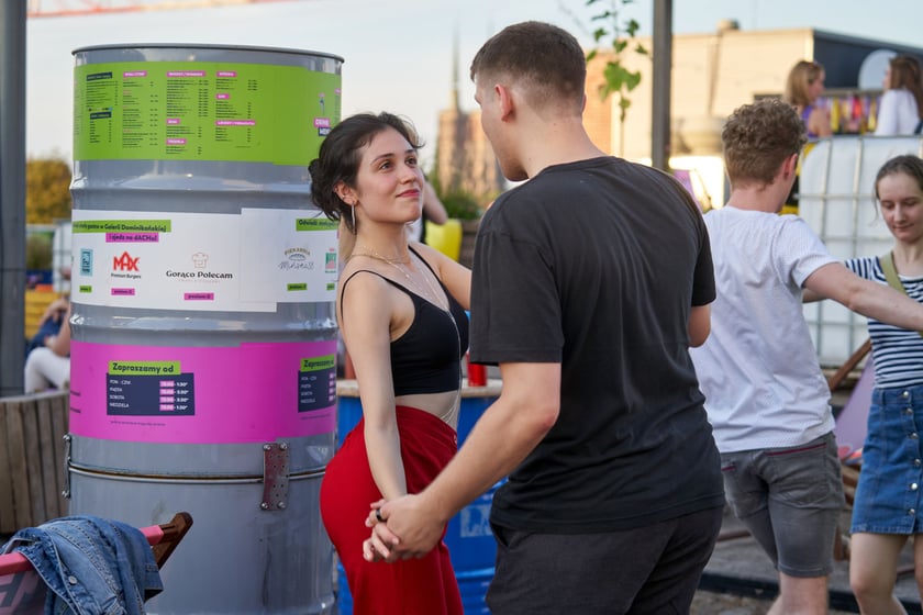 Uczestnicy potańcówki. Rozgrzewające rytmy latino i bachata na szczycie Galerii Dominikańskiej [ZDJĘCIA]
