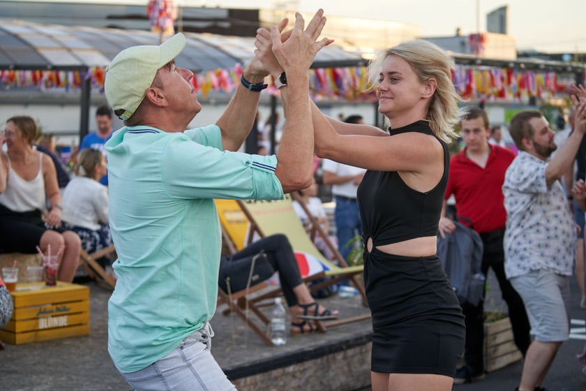 Uczestnicy potańcówki. Rozgrzewające rytmy latino i bachata na szczycie Galerii Dominikańskiej [ZDJĘCIA]