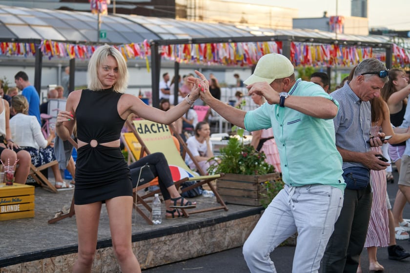 Uczestnicy potańcówki. Rozgrzewające rytmy latino i bachata na szczycie Galerii Dominikańskiej [ZDJĘCIA]