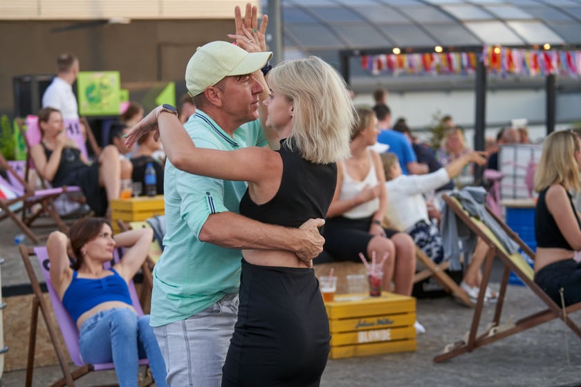 Uczestnicy potańcówki. Rozgrzewające rytmy latino i bachata na szczycie Galerii Dominikańskiej [ZDJĘCIA]