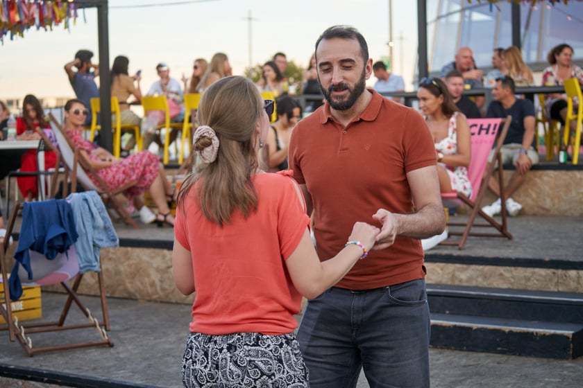 Uczestnicy potańcówki. Rozgrzewające rytmy latino i bachata na szczycie Galerii Dominikańskiej [ZDJĘCIA]