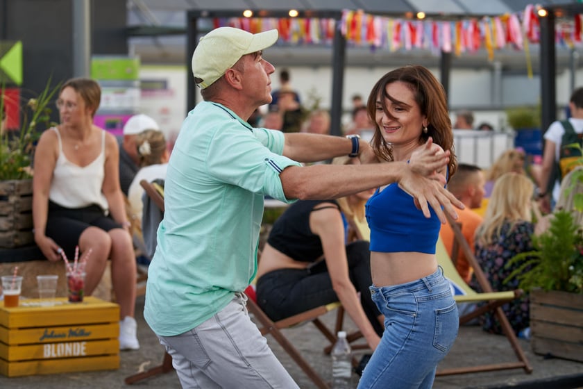Uczestnicy potańcówki. Rozgrzewające rytmy latino i bachata na szczycie Galerii Dominikańskiej [ZDJĘCIA]