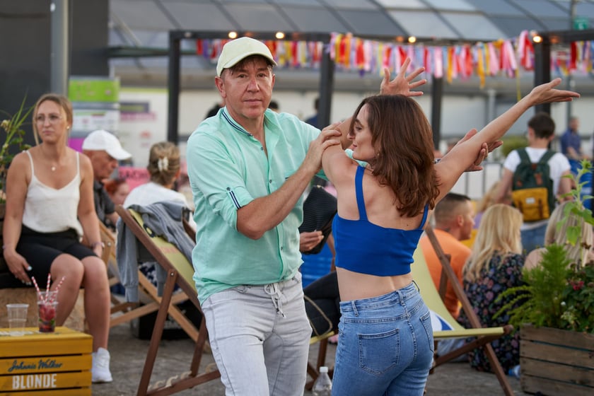 Uczestnicy potańcówki. Rozgrzewające rytmy latino i bachata na szczycie Galerii Dominikańskiej [ZDJĘCIA]
