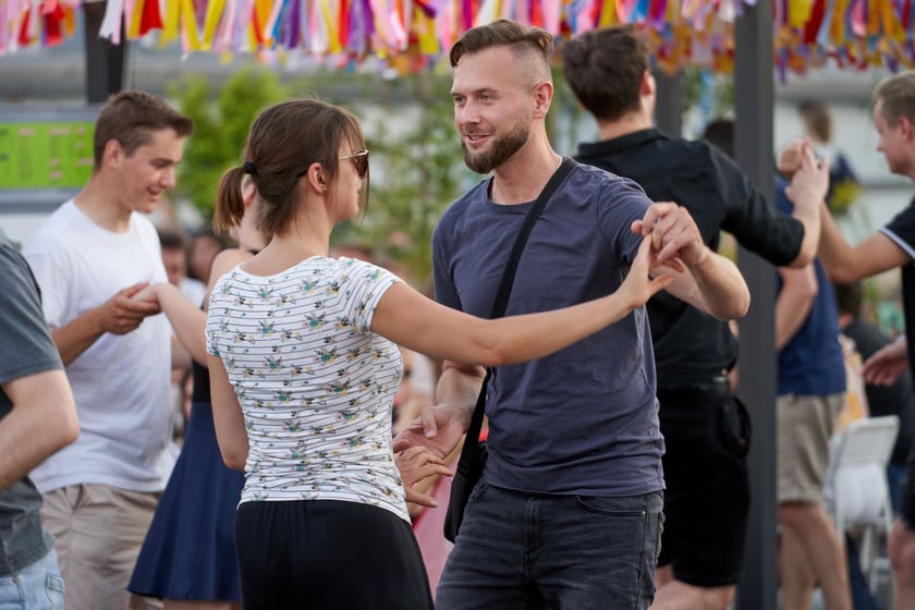 Uczestnicy potańcówki. Rozgrzewające rytmy latino i bachata na szczycie Galerii Dominikańskiej [ZDJĘCIA]