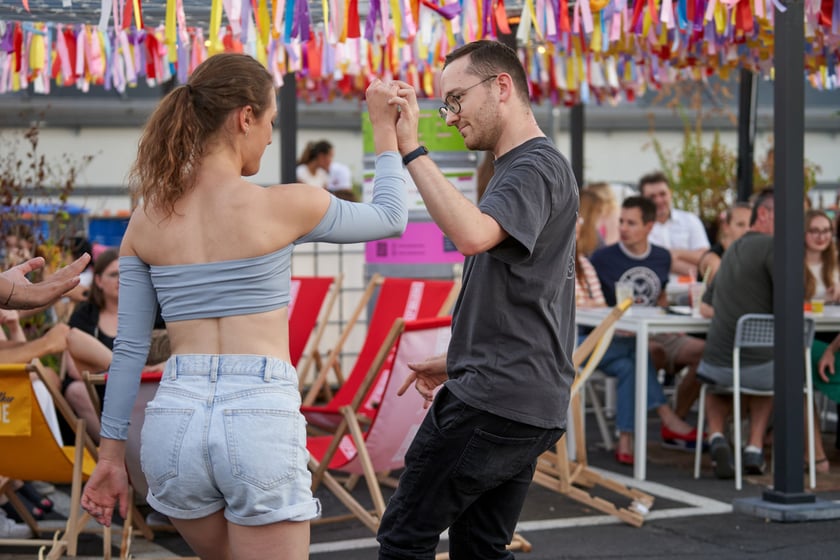Uczestnicy potańcówki. Rozgrzewające rytmy latino i bachata na szczycie Galerii Dominikańskiej [ZDJĘCIA]