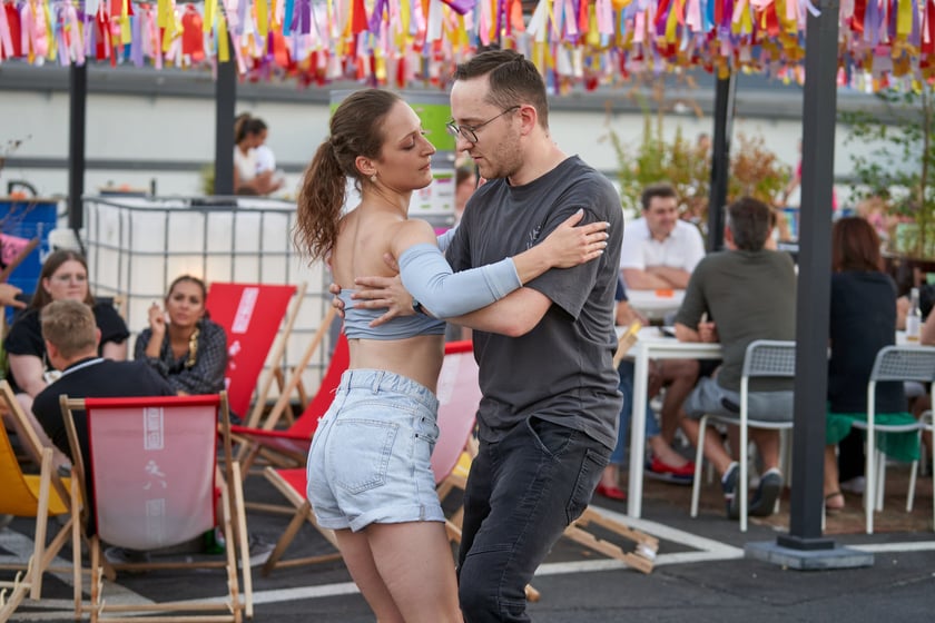 Uczestnicy potańcówki. Rozgrzewające rytmy latino i bachata na szczycie Galerii Dominikańskiej [ZDJĘCIA]