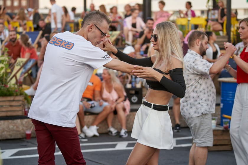 Uczestnicy potańcówki. Rozgrzewające rytmy latino i bachata na szczycie Galerii Dominikańskiej [ZDJĘCIA]