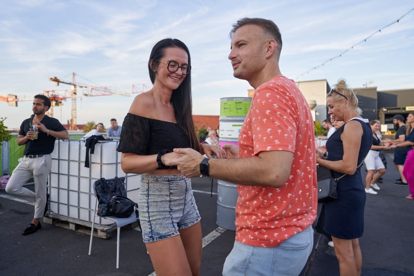 Uczestnicy potańcówki. Rozgrzewające rytmy latino i bachata na szczycie Galerii Dominikańskiej [ZDJĘCIA]