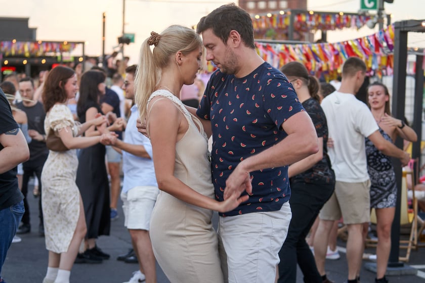 Uczestnicy potańcówki. Rozgrzewające rytmy latino i bachata na szczycie Galerii Dominikańskiej [ZDJĘCIA]