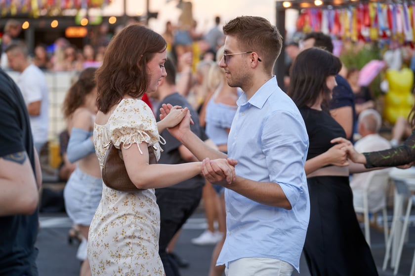 Uczestnicy potańcówki. Rozgrzewające rytmy latino i bachata na szczycie Galerii Dominikańskiej [ZDJĘCIA]