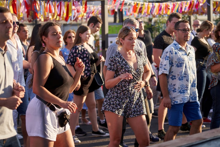 Uczestnicy potańcówki. Rozgrzewające rytmy latino i bachata na szczycie Galerii Dominikańskiej [ZDJĘCIA]