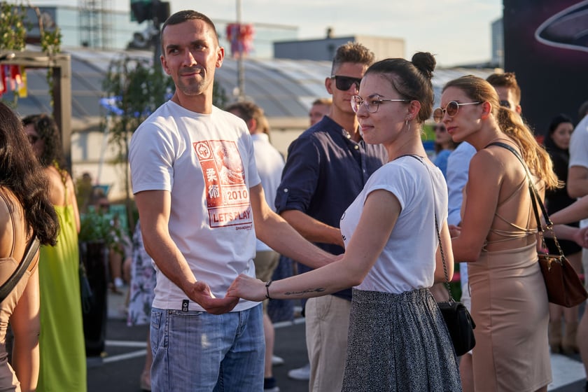 Uczestnicy potańcówki. Rozgrzewające rytmy latino i bachata na szczycie Galerii Dominikańskiej [ZDJĘCIA]