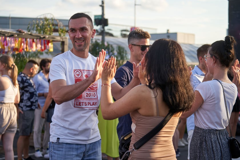 Uczestnicy potańcówki. Rozgrzewające rytmy latino i bachata na szczycie Galerii Dominikańskiej [ZDJĘCIA]