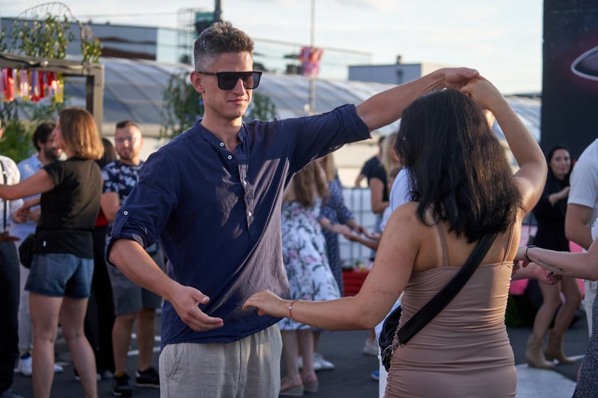 Uczestnicy potańcówki. Rozgrzewające rytmy latino i bachata na szczycie Galerii Dominikańskiej [ZDJĘCIA]