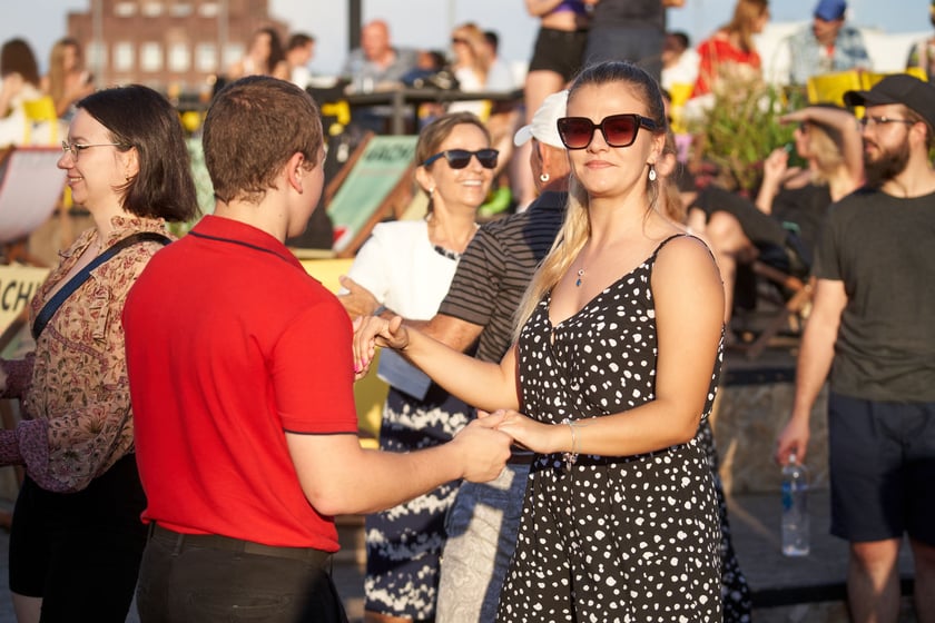 Uczestnicy potańcówki. Rozgrzewające rytmy latino i bachata na szczycie Galerii Dominikańskiej [ZDJĘCIA]