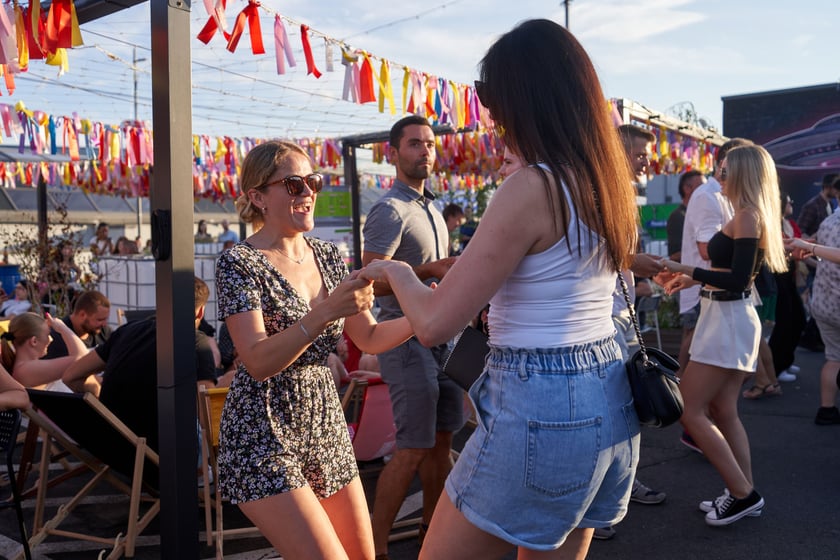 Uczestnicy potańcówki. Rozgrzewające rytmy latino i bachata na szczycie Galerii Dominikańskiej [ZDJĘCIA]