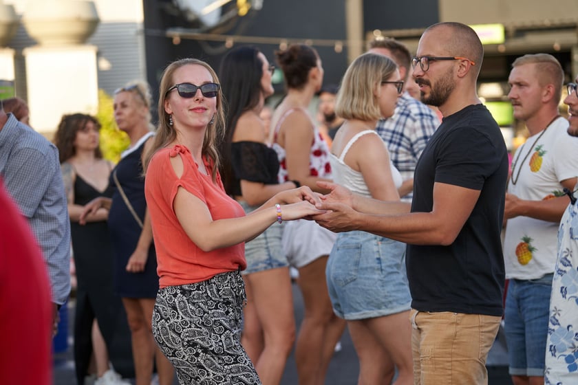 Uczestnicy potańcówki. Rozgrzewające rytmy latino i bachata na szczycie Galerii Dominikańskiej [ZDJĘCIA]
