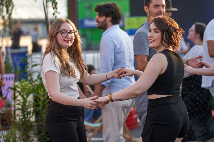 Uczestnicy potańcówki. Rozgrzewające rytmy latino i bachata na szczycie Galerii Dominikańskiej [ZDJĘCIA]