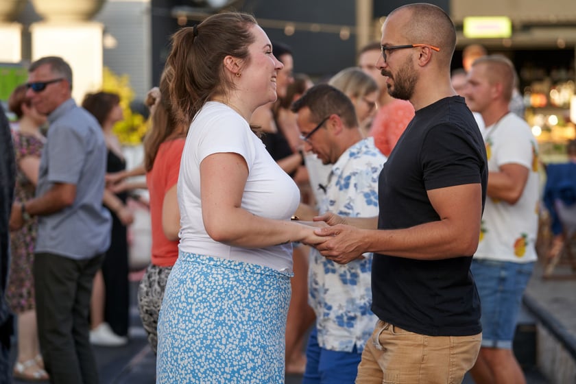 Uczestnicy potańcówki. Rozgrzewające rytmy latino i bachata na szczycie Galerii Dominikańskiej [ZDJĘCIA]