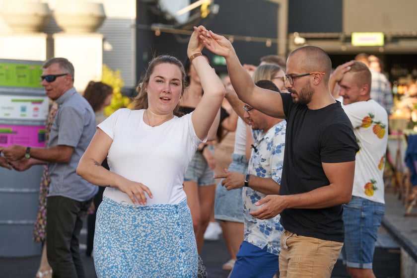 Uczestnicy potańcówki. Rozgrzewające rytmy latino i bachata na szczycie Galerii Dominikańskiej [ZDJĘCIA]