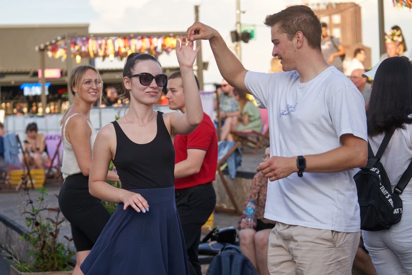 Uczestnicy potańcówki. Rozgrzewające rytmy latino i bachata na szczycie Galerii Dominikańskiej [ZDJĘCIA]