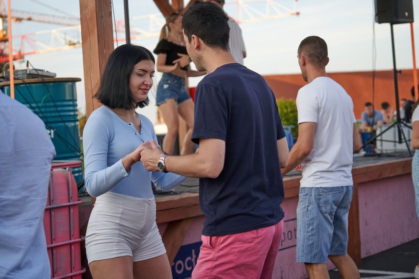 Uczestnicy potańcówki. Rozgrzewające rytmy latino i bachata na szczycie Galerii Dominikańskiej [ZDJĘCIA]