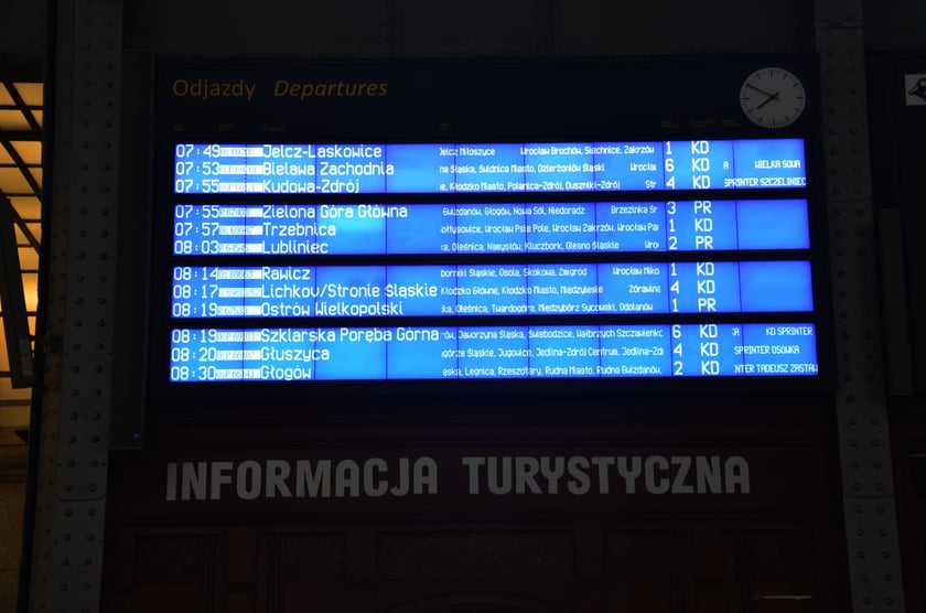 Tablica z odjazdami pociągów na dworcu Wrocław Główny