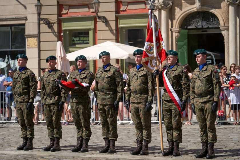 Uroczystości Święta Wojska Polskiego na wrocławskim rynku