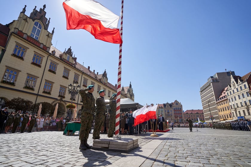 Uroczystości Święta Wojska Polskiego na wrocławskim rynku