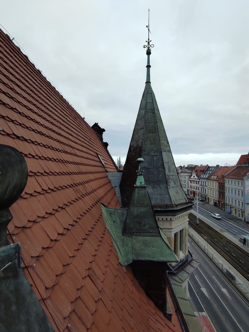Hełm wieży przed renowacją i fragment dachu (pokrytego jeszcze dach&oacute;wką ceramiczną)