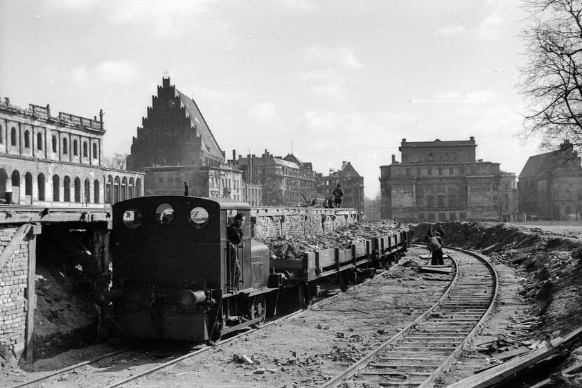 Skladnica cegly na placu Wolnosci 1946