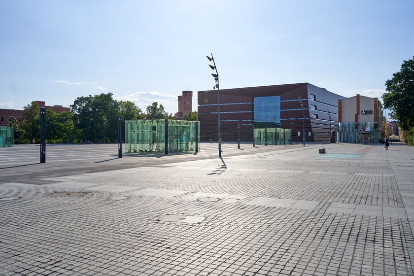 pl. Wolności i Narodowe Forum Muzyki