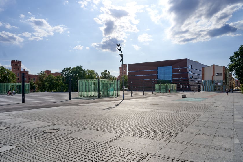 pl. Wolności i Narodowe Forum Muzyki