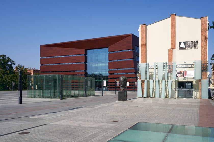 pl. Wolności i Narodowe Forum Muzyki