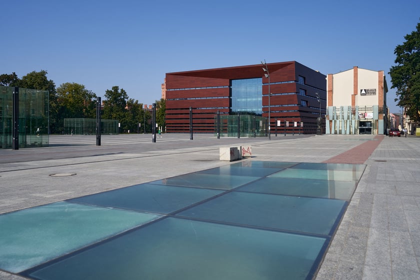 pl. Wolności i Narodowe Forum Muzyki